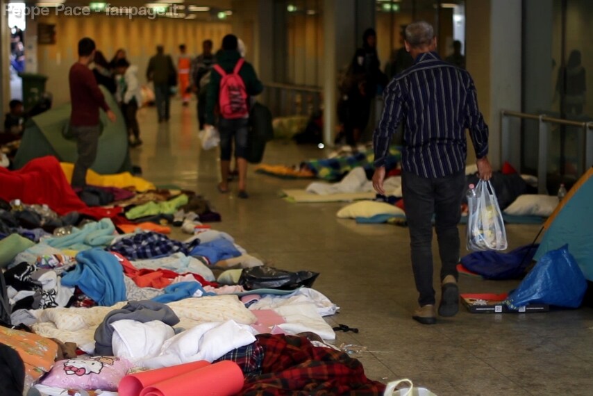 Migranti accampati nel sottopasso della stazione ferroviaria