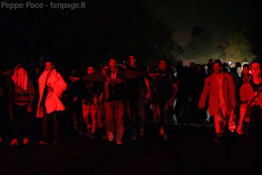 Migranti in fuga da Röszke marciano di notte sull'autostrada per Budapest. Saranno bloccati dalla polizia e ricondotti al campo profughi