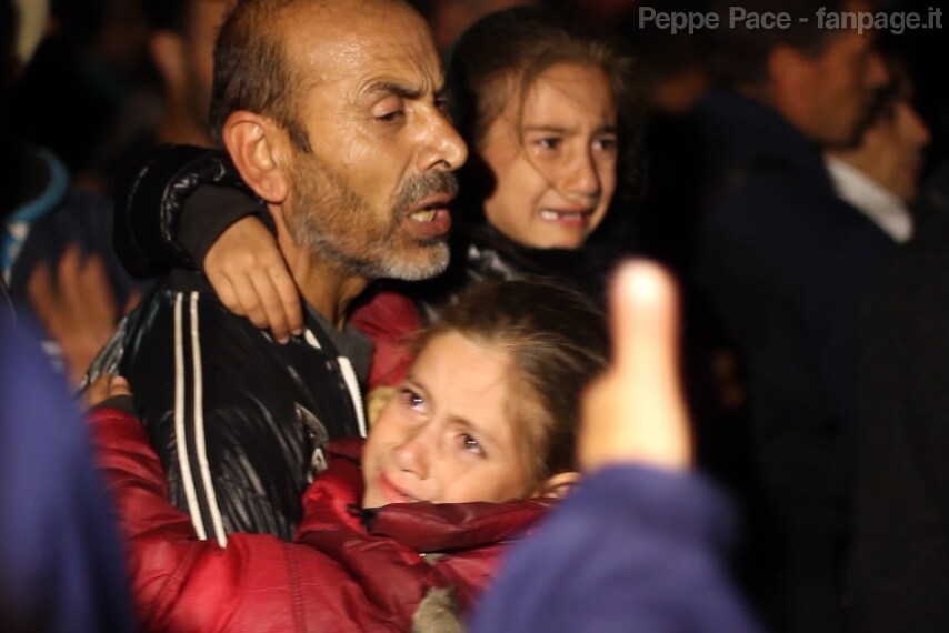 Migranti in fuga da Röszke marciano di notte sull'autostrada per Budapest. Saranno bloccati dalla polizia e ricondotti al campo profughi