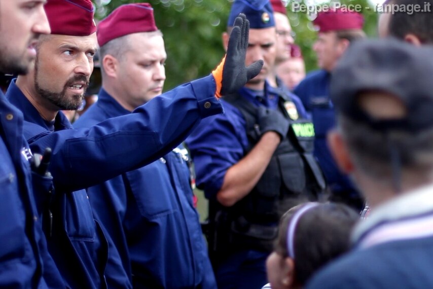 La polizia blocca i migranti in marcia verso Budapest per ricondurli con gli autobus al campo profughi di Röszke