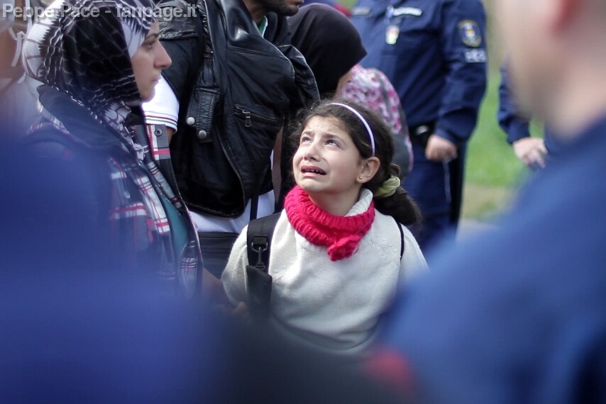 La polizia blocca i migranti in marcia verso Budapest per ricondurli con gli autobus al campo profughi di Röszke