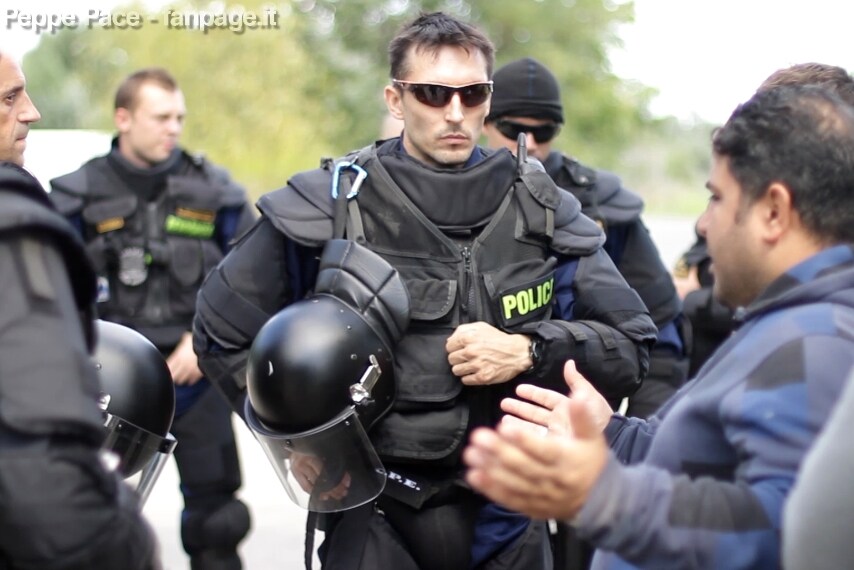 Polizia in assetto antisommossa intercetta un gruppo di profughi fuggiti dal campo