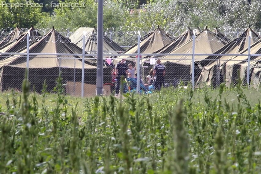 Campo profughi. Per avere la stampa delle impronte digitali bisogna aspettare giorni. In media passano la frontiera circa 3000 migranti al giorno, ma attualmente nel campo di Röszke sono in funzione solamente 12 macchine per la stampa delle impronte