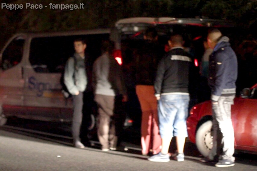 Ogni notte a Röszke, sotto gli occhi della polizia, decine di trafficanti muniti di van, suv e station wagon, prendono il controllo della stazione di servizio all'ingresso dell'autostrada M5. Per 200 euro a persona offrono un "passaggio sicuro" per Budapest, salvo poi abbandonare i loro "clienti" a metà strada, nel mezzo del nulla, con la scusa dei blocchi di polizia