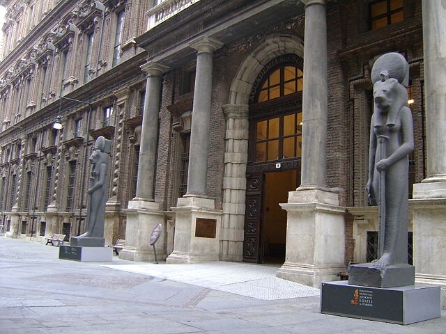 https://it.wikipedia.org/wiki/Museo_egizio_(Torino)#/media/File:Museo_Egizio_e_Galleria_sabauda,_Torino.jpg
