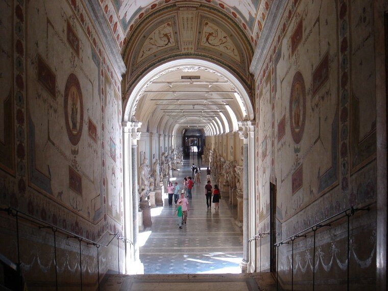 https://commons.wikimedia.org/wiki/File:Musei_vaticani_-_galleria_delle_statue_01156.JPG