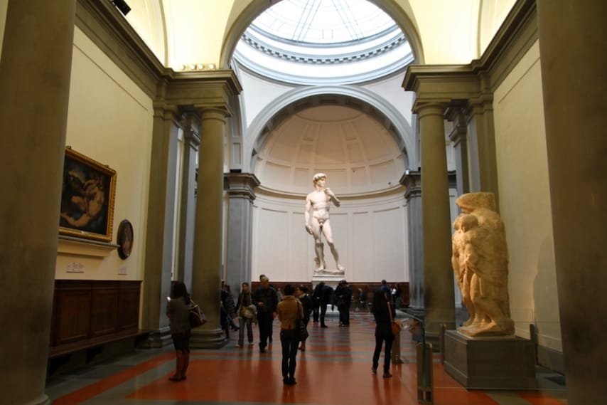 https://en.wikipedia.org/wiki/Galleria_dell%27Accademia#/media/File:David_by_Michelangelo_in_The_Gallery_of_the_Accademia_di_Belle_Arti.jpg
