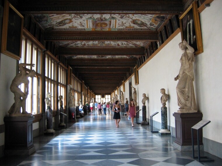 https://it.wikipedia.org/wiki/Galleria_degli_Uffizi#/media/File:Uffizi_Hallway.jpg