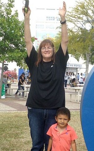 "Mai rimandare a domani quello che puoi fare oggi" dice "Sono una testimonianza del fatto che le piccole trasformazioni vi porteranno grandi ricompense." Dopo aver perso peso non sono serviti più farmaci, i dolori articolari sono diminuiti e ora è finalmente in grado di poter giocare spensierata con il suo nipotino.