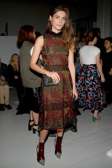 A spalla con la borsa attaccata al corpo – Le donne che indossano la borsa in questo modo sono interessate più alle loro mansioni che all’apparenza.