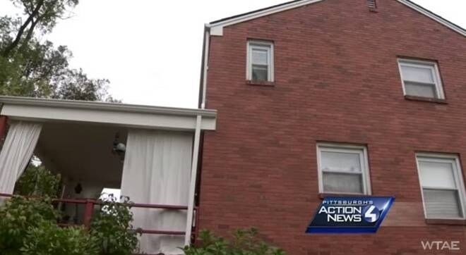 Dopo circa due ore, un vicino si è accorto delle richieste d'aiuto provenienti dalla finestra ed ha allertato la polizia.