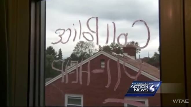 Ha scritto con il rossetto sul vetro della finestra.