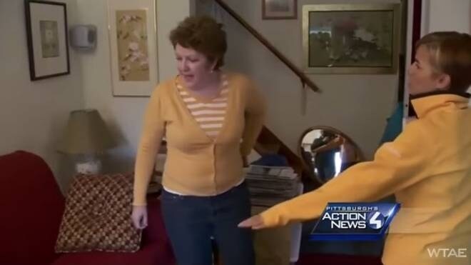 Gli agenti si sono introdotti in casa e hanno trovato un giovane che dormiva sul divano, in totale stato di incoscienza.