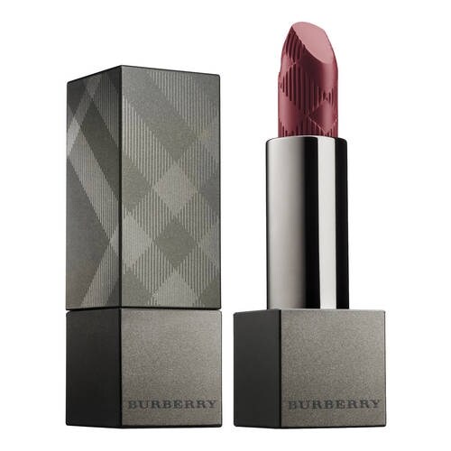 Un lussuoso rossetto dal finish opaco e dalla texture cremosa, che scorre sulle tue labbra vestendole con colori eleganti e a lunga durata.