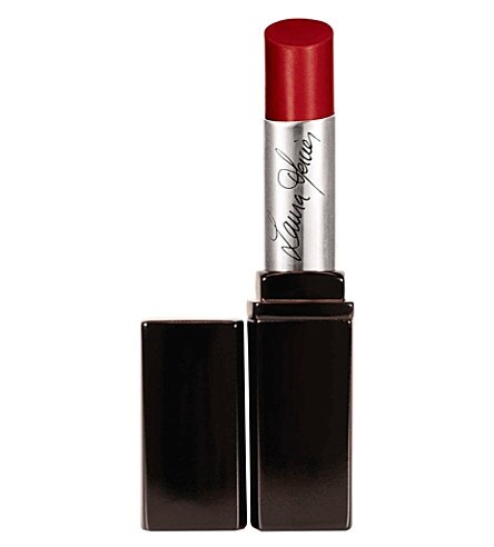 Un rossetto eccentrico che unisce il colore alla brillantezza, per labbra glamour e seducenti.