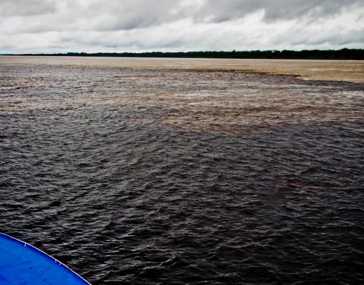 https://commons.wikimedia.org/wiki/File:Encontro_das_aguas_dos_rios_Negro_e_Solim%C3%B5es_Manaus_Amazonas_Brasil.jpg