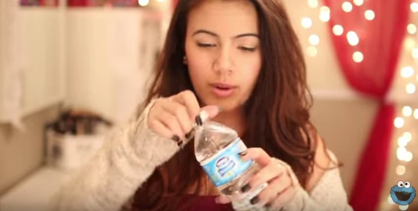 Prendete poi un tappo di una bottglia