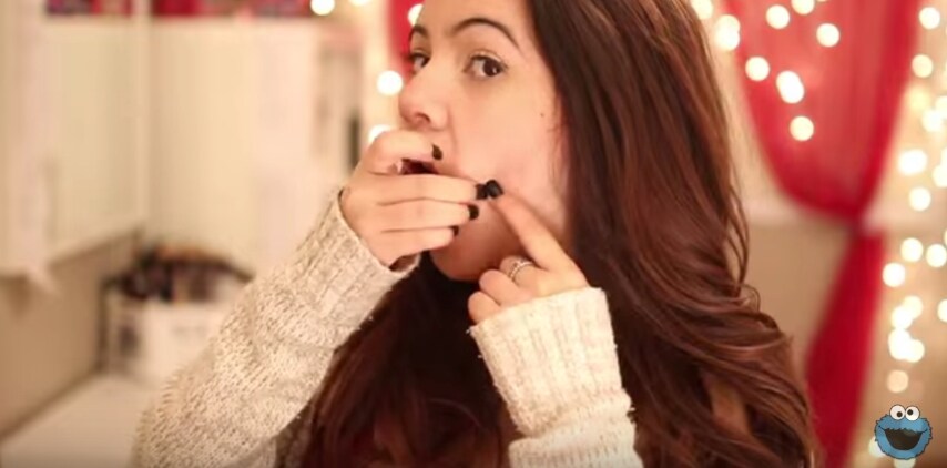 e inseritelo all'interno della bocca, spingendo la guancia all'interno