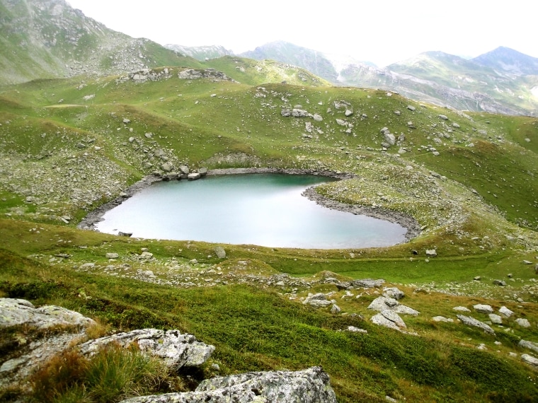 In Kosovo ci si può recare per ammirare il Lago Zemra, conosciuto anche come Lago Verde per la natura che lo circonda, che dall'Italia non è poi così lontano per un viaggio di San Valentino.