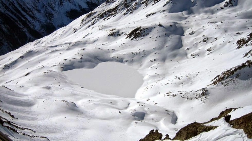Situato a Sölden nella valle Ötztal del Tirolo, in Austria, il cristallino Gaislachersee lago offre una vista spettacolare sulle Alpi Venoste, secondo il sito ufficiale del turismo Sölden. Il lago, a circa 8.871 piedi di altitudine, è una camminata di tre ore da Sölden, una rinomata stazione sciistica che ospita regolarmente le prime gare di sci alpino della Coppa del Mondo.