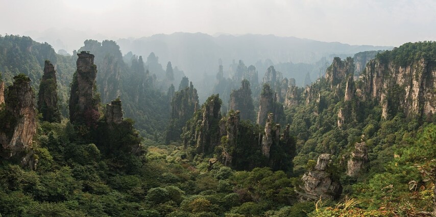 https://en.wikipedia.org/wiki/Zhangjiajie_National_Forest_Park#/media/File:1_tianzishan_wulingyuan_zhangjiajie_2012.jpg