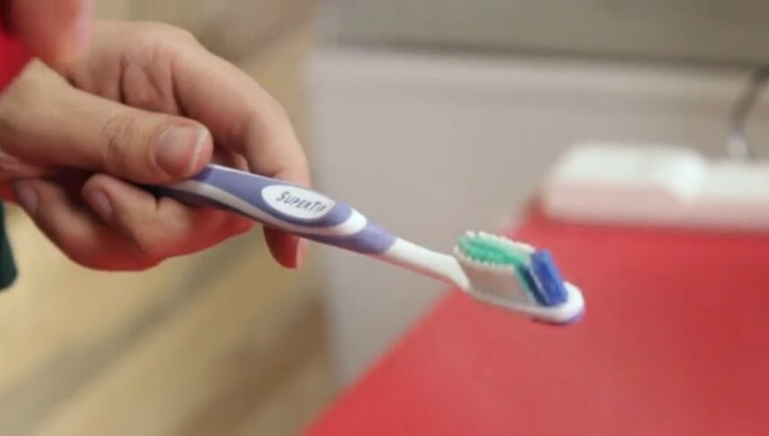 Ne spruzza un po' sullo spazzolino