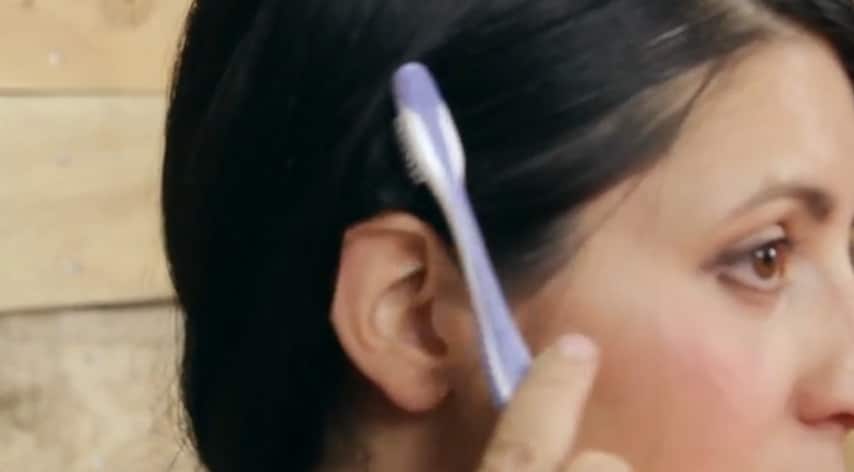 Poi lo passa nei capelli, come se volesse pettinarli.