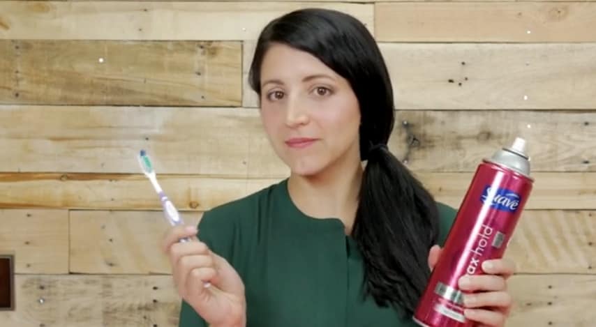 Basta un vecchio spazzolino e la lacca