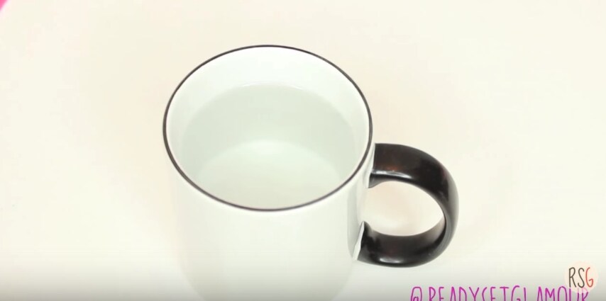 Prepara una tazza con acqua bollente