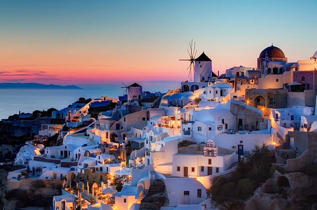 https://commons.wikimedia.org/wiki/File:Oia,_Santorini_HDR_sunset.jpg