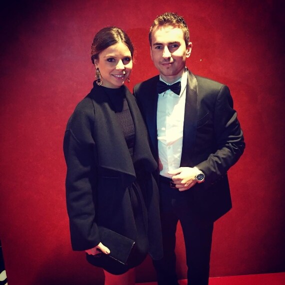 In occasione dell'evento di premiazione dei campioni Fim 2015, la bella modella catalana ha accompagnato Jorge all'evento, rigorosamente in un elegantissimo nero, senza scollature.