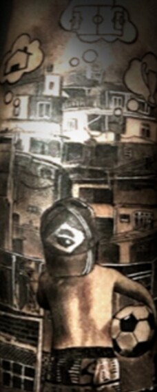 Un bambino che guarda una favela e sogna di diventare un campione.