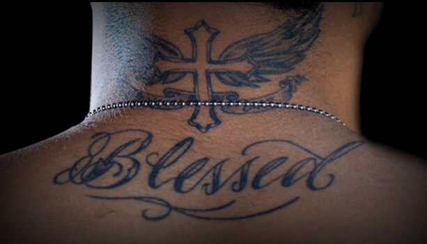 "Benedetto" un tatuaggio per mostrare tutta la sua fede in Dio