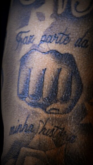 "Fai parte della mia storia" è il tatuaggio che condivide con altri tre amici dìinfanzia