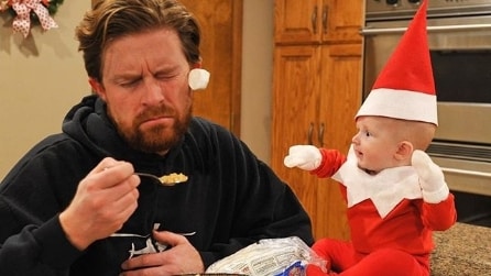 Il figlio di 4 mesi diventa un elfo di Babbo Natale: la dolce idea del papà