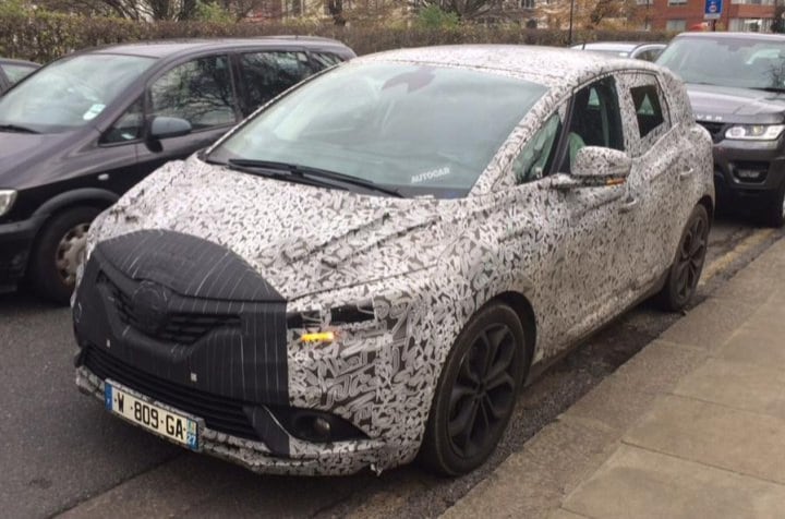 La futura Scenica per le strade di Londa / Autocar