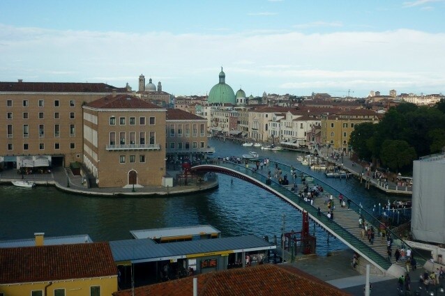 Esempio emblematico è il Ponte della Costituzione di Santiago Calatrava che non solo non ha generato indotto economico ma ha impoverito le casse comunali di più di quanto si fosse mai previsto in un preventivo iniziale.