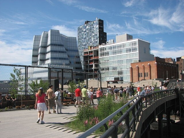 https://commons.wikimedia.org/wiki/File:A_visit_to_the_High_Line_park.jpg
