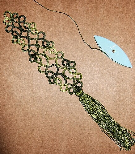 Le più esperte possono realizzare questo segnalibro in pizzo.