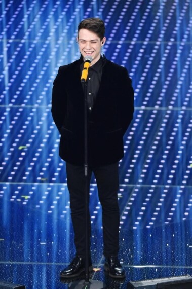 Nulla da dire sull'abito, perfetto il total black, va bene anche il dettaglio originale per imprimere la propria immagine nella mente del pubblico ma gli orecchini con piume anche no. Peccato per gli orecchini l'outfit era impeccabile VOTO 6 -