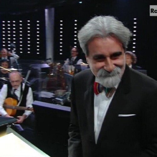 Il tanto atteso Vessicchio è apparso sul palco e spopola con il suo papillon dai colori dell'arcobaleno VOTO:10