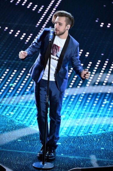 Anche Alessio con smoking blu e nero... Un vero Must sul palco di Sanremo. VOTO: 7