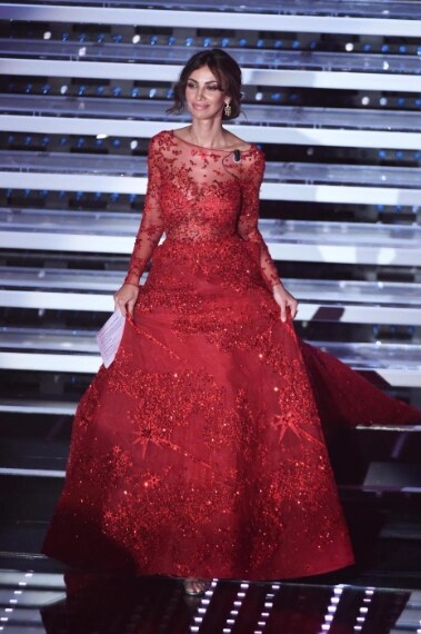 Questa volta la visione è in rosso. Madalina è splendida nel suo abito con schiena nuda e gonna principesca VOTO: 8