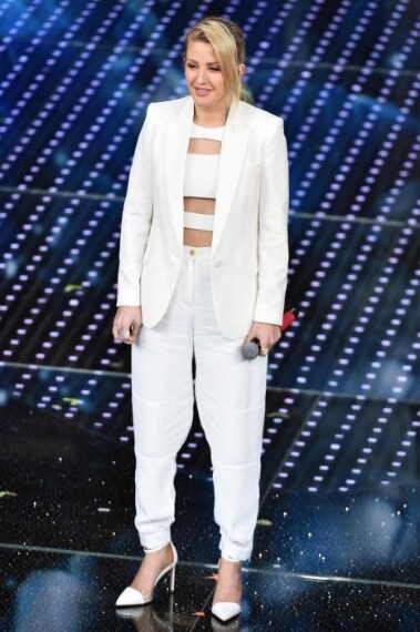 Total white per la cantante, il completo è bello, molto originale il top con cut frontali, peccato il colore candido però non sta proprio bene con la chioma platino VOTO: 6 - -