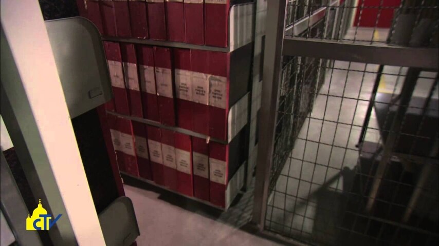 85 km di scaffali nel sottosuolo dei Musei Vaticani conservano documenti segreti a cui solo il Papa può avere libero accesso.