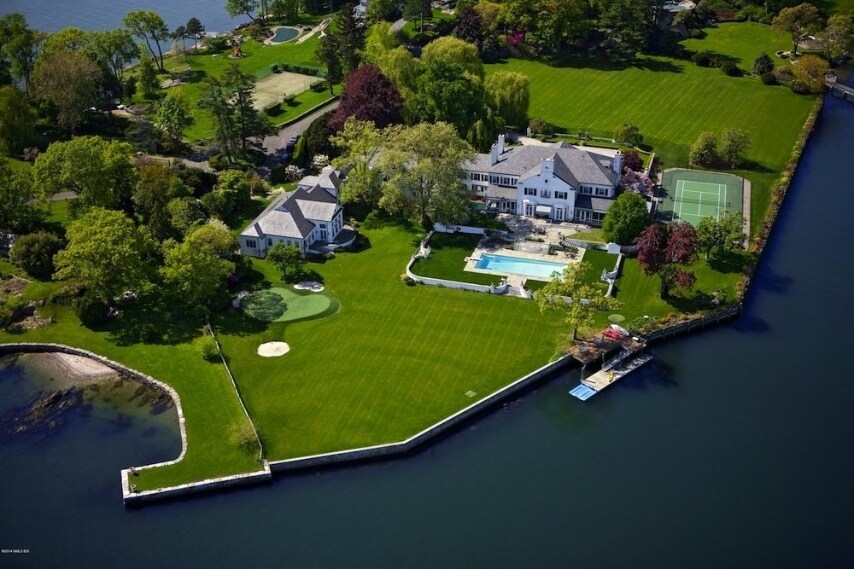 La prima villa di Donald Trump è in vendita per 54 milioni di dollari. La lussuosa residenza si trova a Greenwich, nel Connecticut e comprende una piscina olimpionica, un campo da tennis, un campo pratica da golf e incredibili giardini ma non riesce a trovare un acquirente interessato.