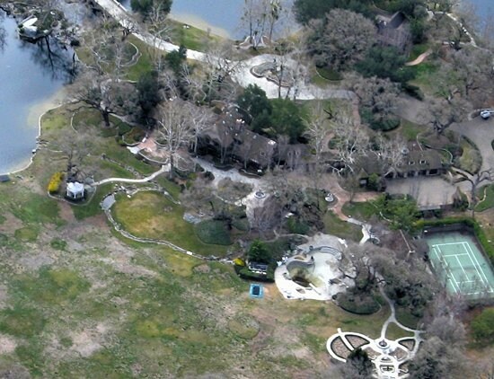 Fu acquistata da Jackson nel 1988 che la trasformò in un parco atto ad accogliere i suoi ospiti e i bambini malati. Nonostante l'offerta di vendita vantaggiosa di 78.600.000 di dollari, Neverland non ha trovato ancora nessun milionario acquirente.