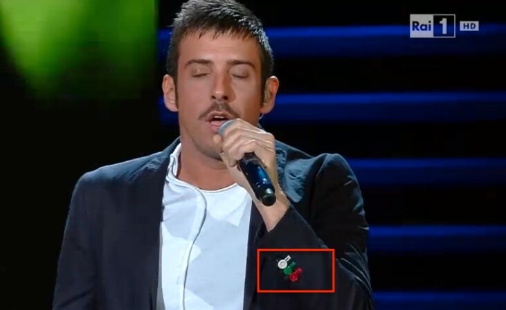 Dettaglio originale del look di Gabbani: i bottoni della giacca sono tricolore