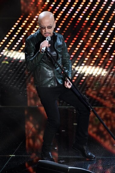 Giacca in pelle verde e jeans, Ruggeri sceglie un outfit da perfetto rocker