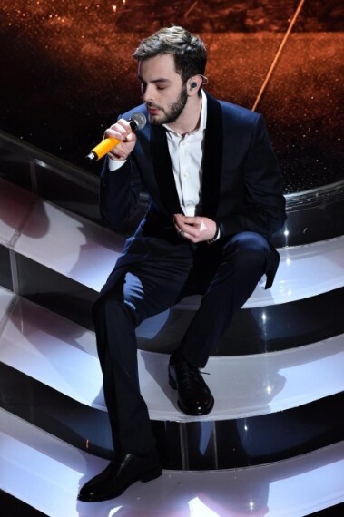 Lorenzo indossa un'elegante giacca smoking blu notte dai revers tondi su camicia bianca